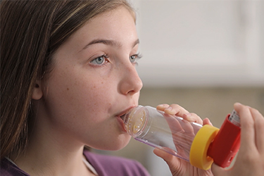 Thumbnail image for "Para Niños: Cómo Usar un Inhalador de Dosis Medida con un Espaciador"
