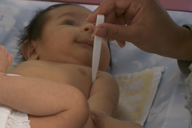 Thumbnail image for "Cuidado del recién nacido: Cómo tomar la temperatura a su recién nacido"